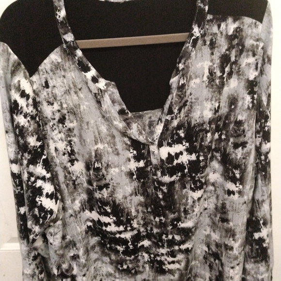 Black and white top. - Picture 1 of 3